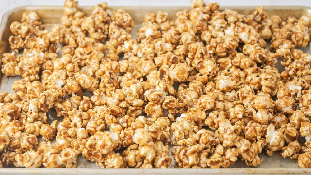 Trộn bơ đường vào bắp rang bơ thơm ngon