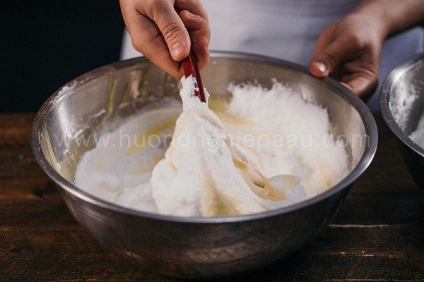 Trộn bột bánh bông lan đúng cách