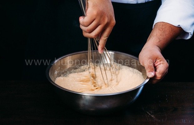 Trộn bột bánh vào hỗn hợp sữa bơ dầu ăn để làm bánh bông lan phô mai Đài Loan