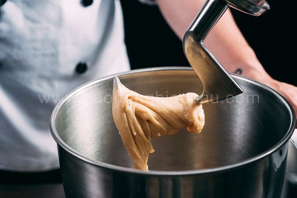 Trộn bột làm bánh mì hoa cúc