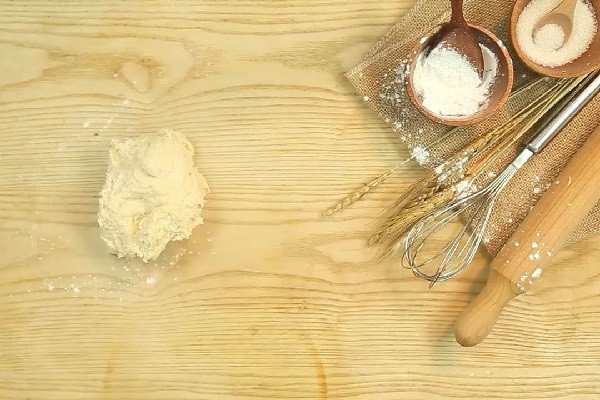 Trộn bột làm bánh mì que Pháp dẻo mịn