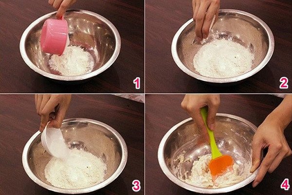 Trộn bột mì làm đế bánh pizza cùng các nguyên liệu