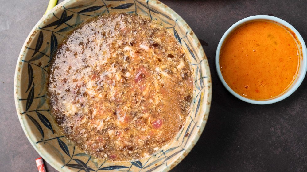 Trộn chả trứng cho món cơm tấm