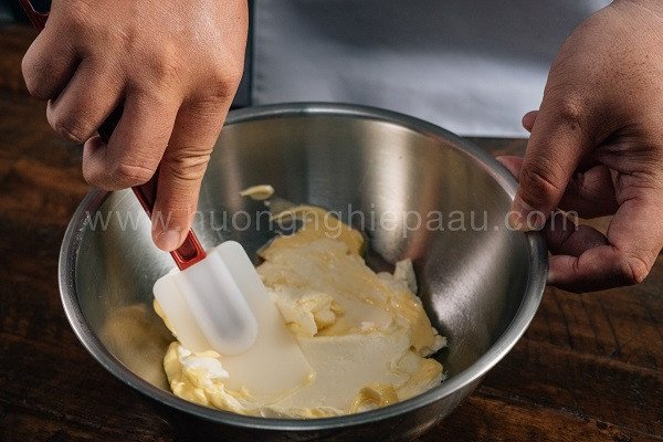 Trộn cream cheese và bơ để làm bánh bông lan phô mai Nhật Bản