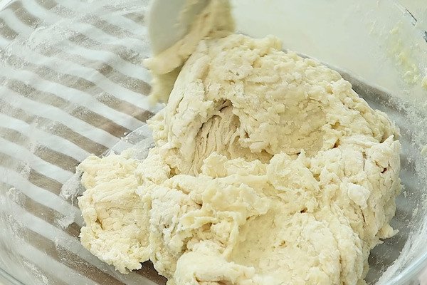 Trộn đều bột mì và hỗn hợp Tangzhong để làm vỏ bánh hamburger bò