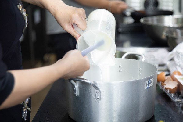 Trộn đều các nguyên liệu cơ bản cho kem cà phê bột