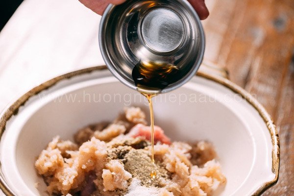 Trộn đều các nguyên liệu làm nhân há cảo tôm thịt
