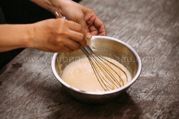 Trộn đều hỗn hợp bơ, đường, trứng và bột để tạo nền bánh butter cake mềm mịn.