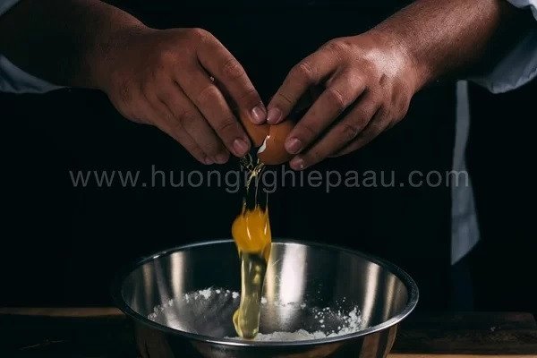 Trộn đều hỗn hợp bột và nhân để làm bánh xèo Nhật Bản Okonomiyaki