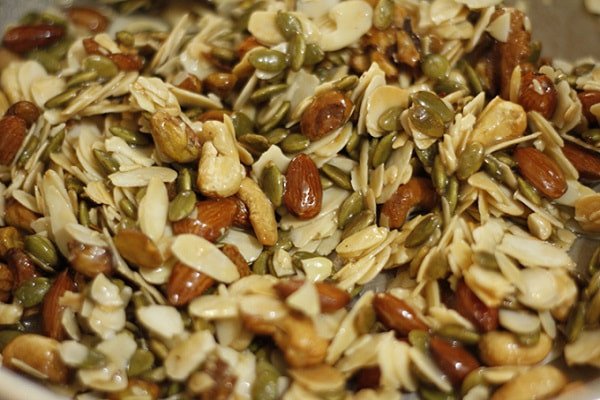 Trộn đều hỗn hợp caramel ấm nóng cùng các loại hạt để tạo nhân bánh thuyền