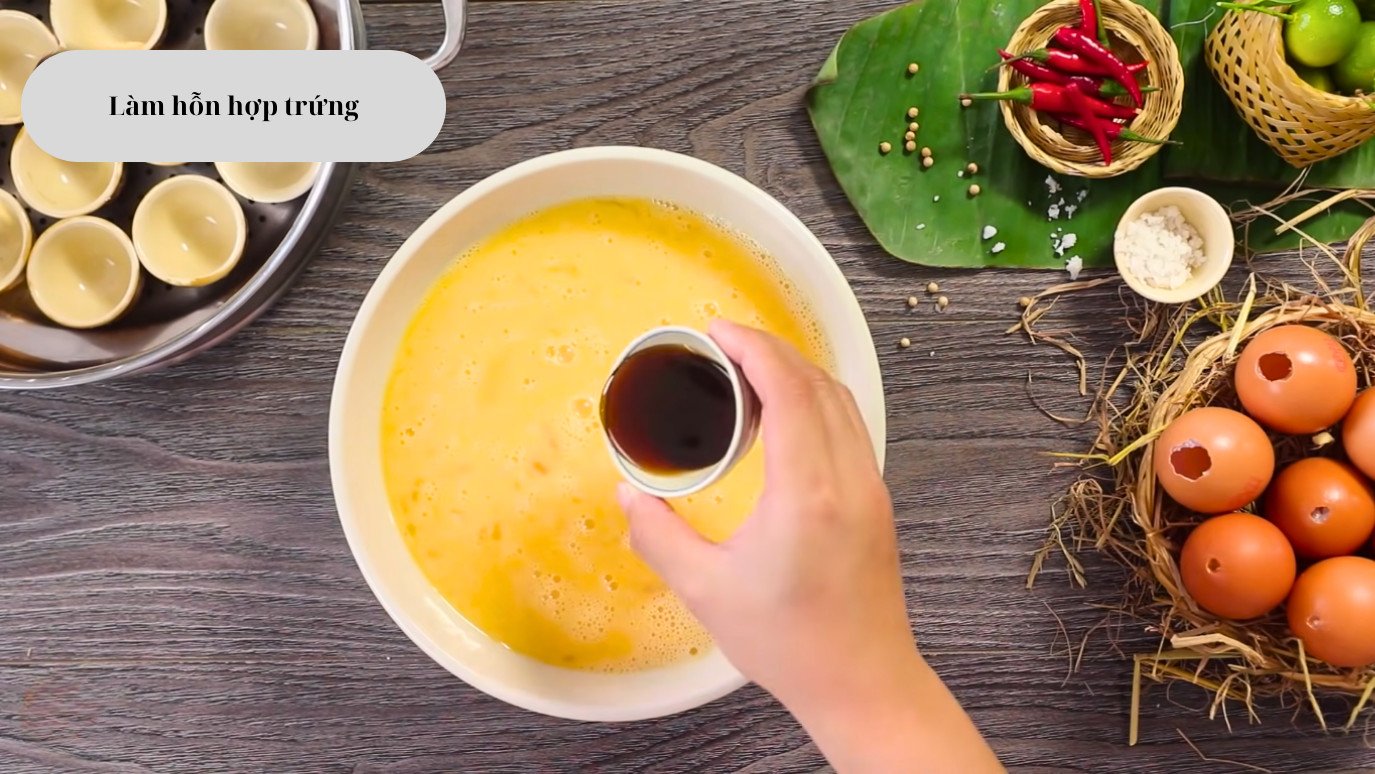 Trộn đều hỗn hợp gia vị làm trứng gà nướng