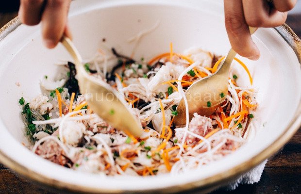 Trộn đều hỗn hợp nhân chả giò với tôm thịt và rau củ tươi
