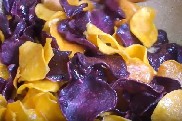 Trộn đều khoai lang chiên với hỗn hợp bơ đường thơm lừng