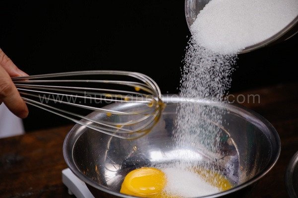 Trộn đều lòng đỏ trứng, đường và chanh để làm xốt bơ trứng