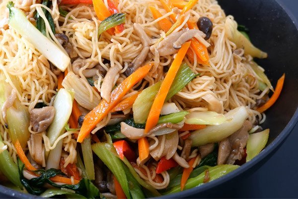 Trộn đều mì xào chay cùng rau củ và nấm đã chế biến