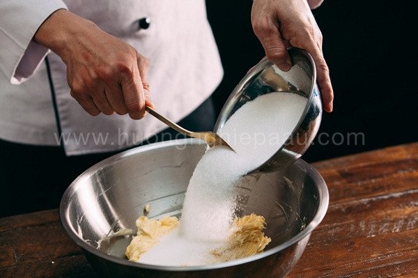 Trộn đường và bơ làm bánh quy nho khô