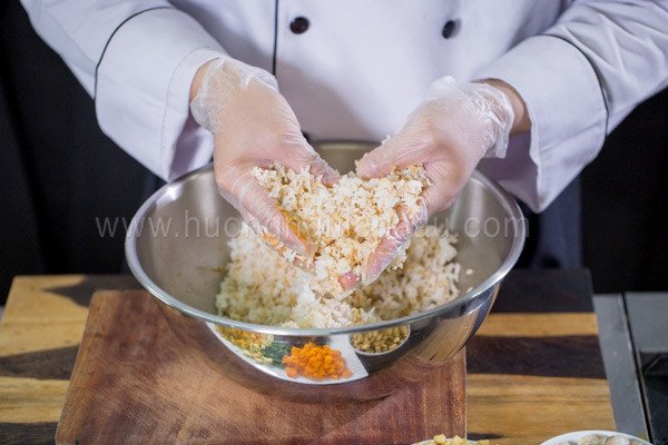 Trộn gia vị vào cơm chuẩn bị làm cơm chiên chay ngũ sắc