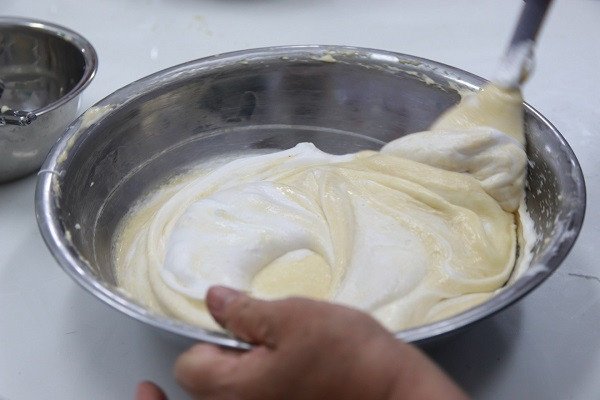Trộn hỗn hợp bột bánh bông lan cuộn để đạt độ mịn mượt