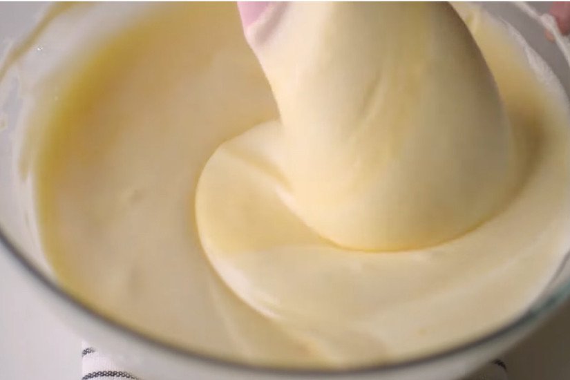 Trộn hỗn hợp bột bánh Castella chuẩn vị