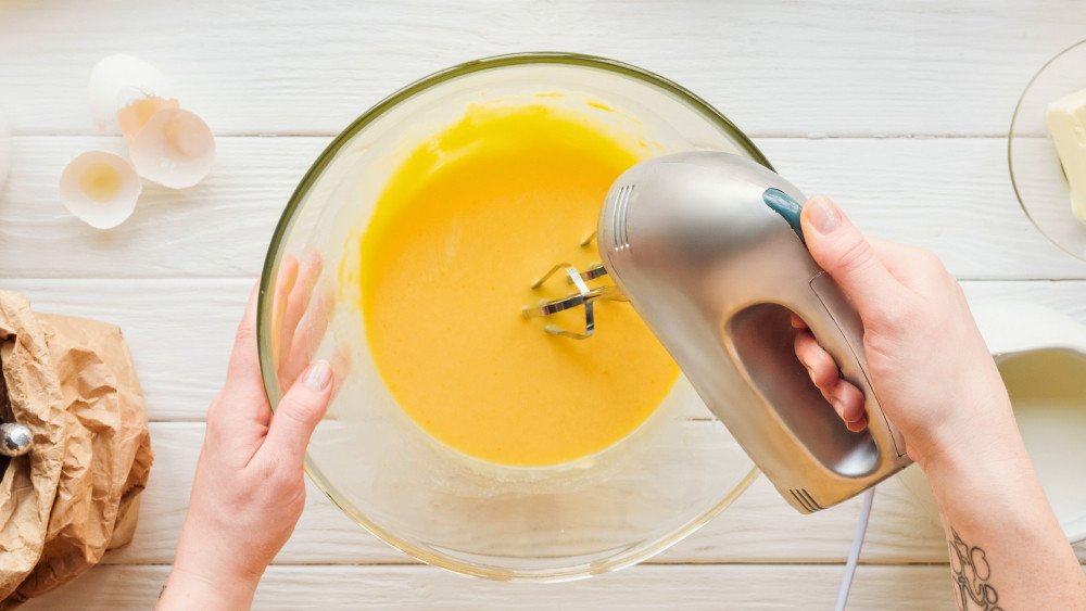 Trộn hỗn hợp bột bánh đồng xu phô mai mịn màng