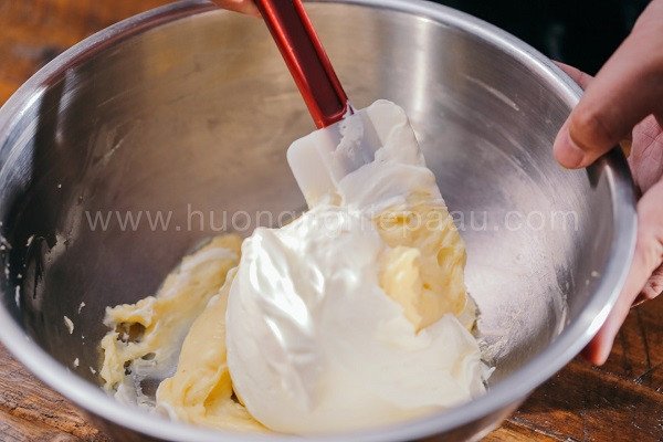 Trộn hỗn hợp nhân bánh su kem