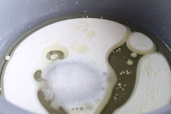 Trộn hỗn hợp sữa và dầu ăn để làm bánh mì quế