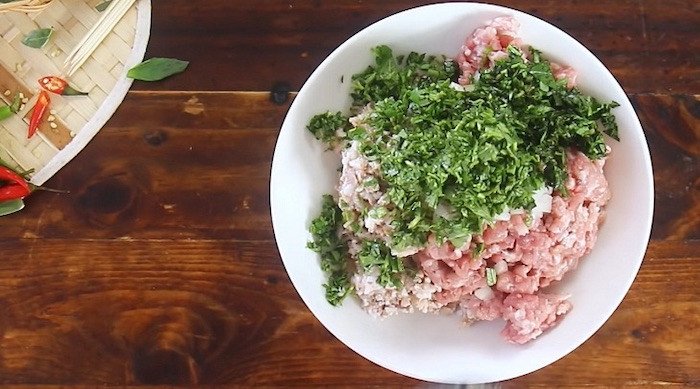 Trộn nhân dồi sụn đều tay, đảm bảo gia vị thấm đẫm