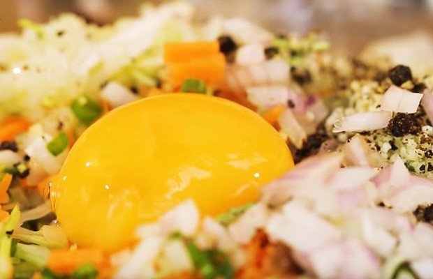Bí Quyết Nấu Nem Công Chả Phượng Ngon Chuẩn Vị Cung Đình Trộn nhân nem công với trứng