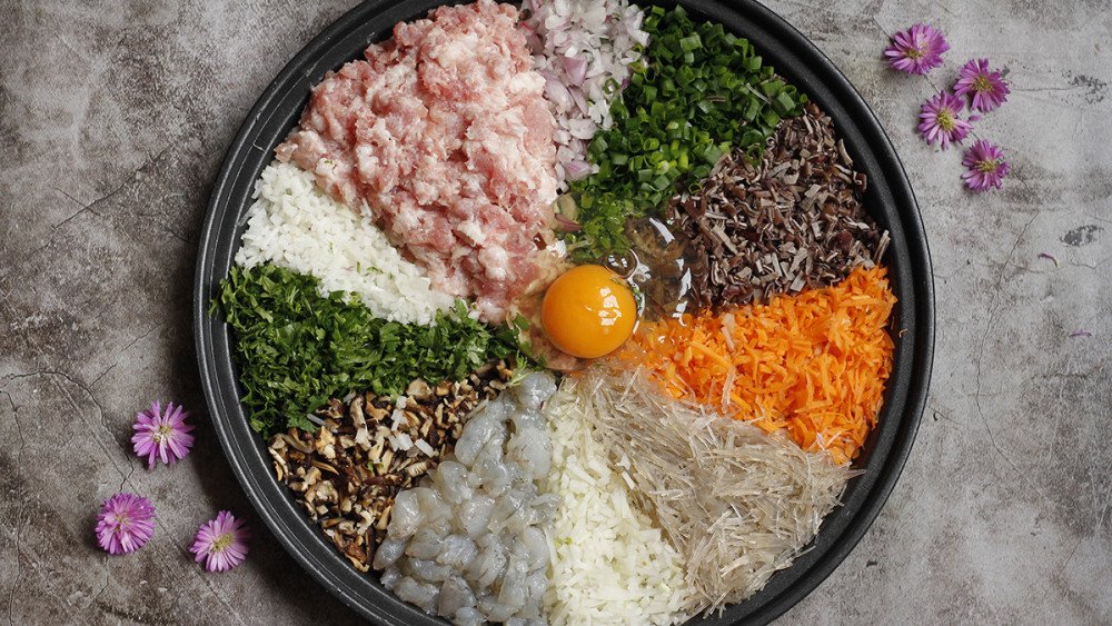 Trộn nhân nem rán chuẩn vị