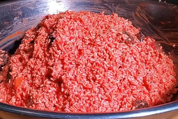 Trộn thịt gấc với nếp để tạo màu xôi gấc đỏ tươi
