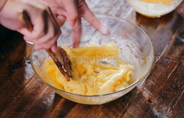 Trộn trứng vào hỗn hợp bột làm vỏ bánh su kem Singapore