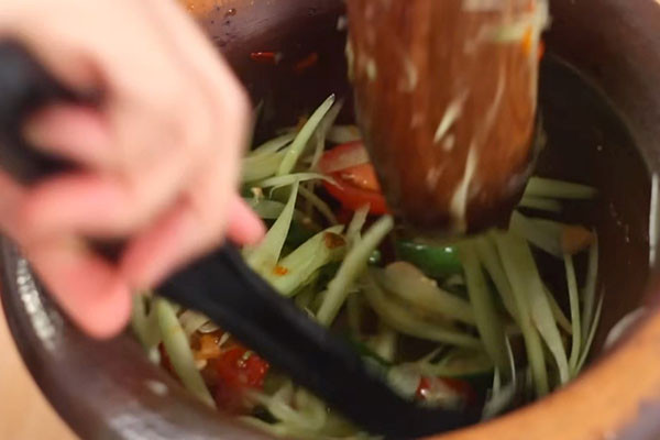 Trộn và giã nhẹ nhàng đu đủ và cà chua