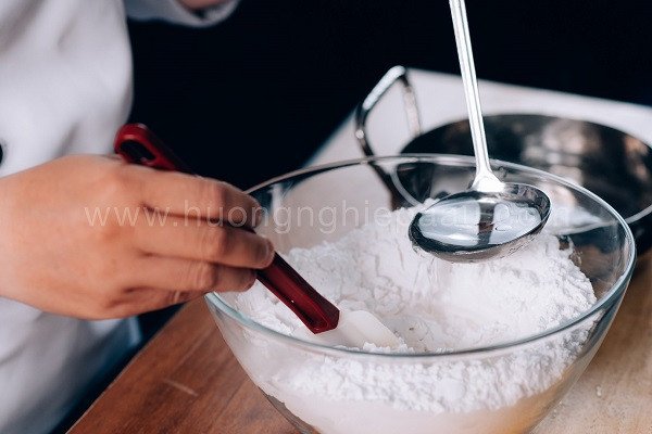 Trộn và nhào bột làm vỏ bánh cam mặn mềm mịn