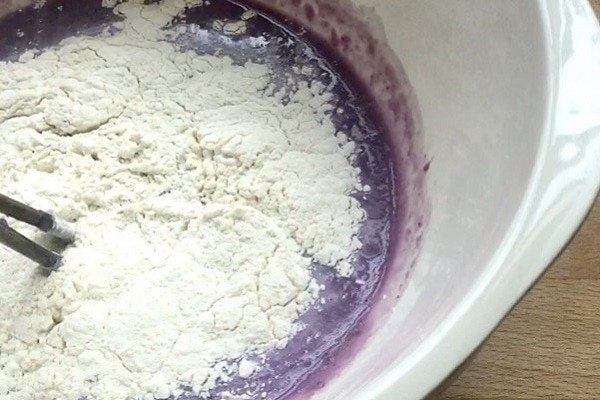Trộn và nhào bột vỏ bánh trung thu khoai lang tím