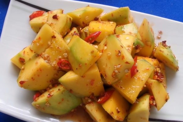 trộn xoài với nước mắm đường và gia vị