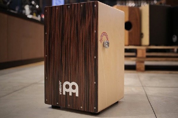 Trống Cajon làm từ gỗ với hình dáng hộp chữ nhật, là nhạc cụ bộ gõ phổ biến.