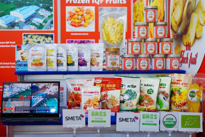 Trưng bày sản phẩm chế biến từ nông sản Việt