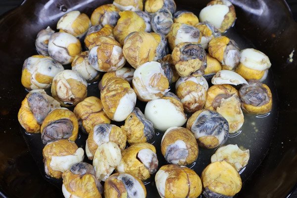 trứng cút lộn đã luộc chín và bóc vỏ sạch sẽ, sẵn sàng cho món xào me