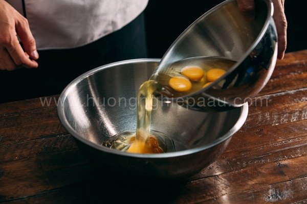 Trứng gà hoặc trứng vịt tươi ngon dùng để làm bánh thuận xốp mềm
