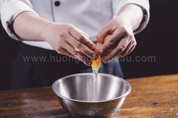 Trứng gà rây mịn chuẩn bị làm bánh bò rễ tre