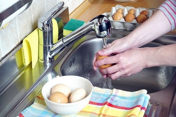Trứng gà tươi được rửa sạch cẩn thận trước khi chế biến món hột gà nướng Thái Lan