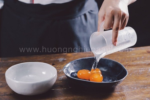 Trứng muối đang được ngâm trong rượu trắng để khử mùi