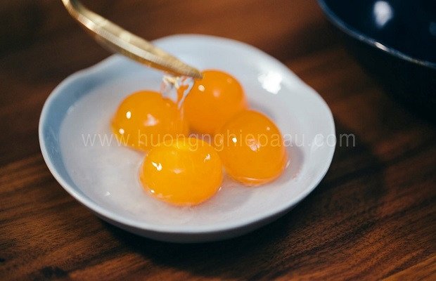Trứng muối được ngâm trong rượu để khử mùi tanh, chuẩn bị cho nhân bánh Trung thu rau câu