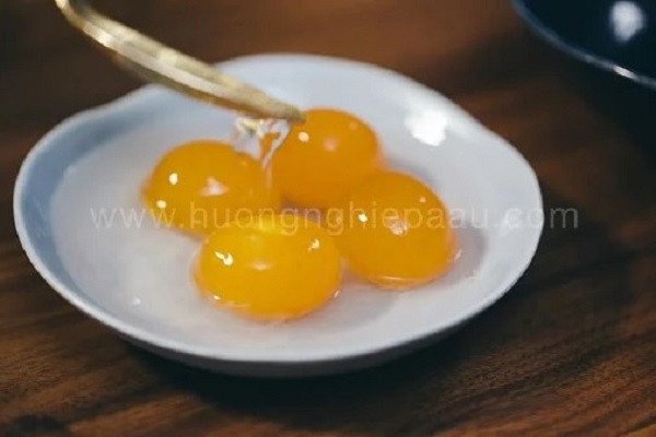 Trứng muối ngâm rượu để làm bánh bông lan trứng muối