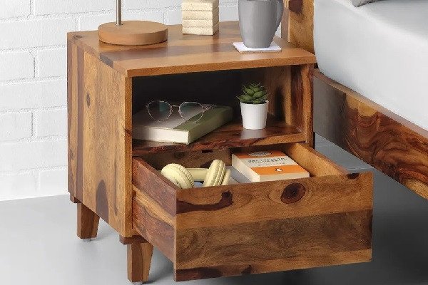 Tủ đầu giường gỗ tự nhiên cạnh giường ngủ hiện đại
