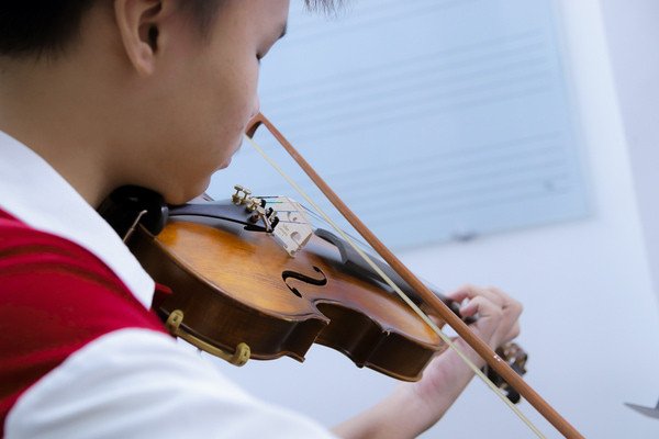 Tư thế tay chuẩn và chuyển động linh hoạt khi chơi đàn Violin giúp tăng cường cơ bắp