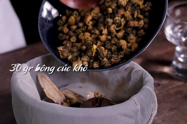 Hướng Dẫn Chi Tiết Cách Nấu Sâm Bông Cúc Thanh Mát Túi vải chứa bông cúc khô và thảo mộc để nấu sâm bông cúc