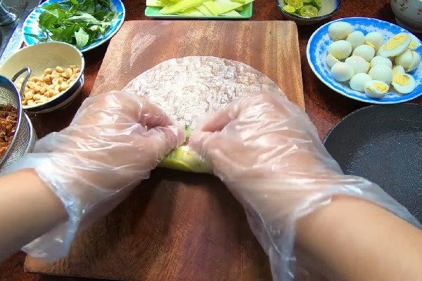 Từng bước cuốn bánh tráng bơ với nhân khô mực, trứng cút và xoài xanh