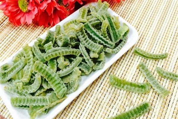 Từng sợi mứt bí đao xanh dẻo đẹp mắt bày trên đĩa