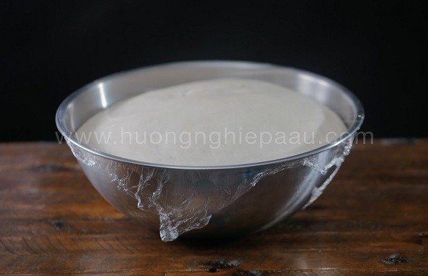 Ủ bột bánh tiêu sau khi nhào mịn để bột nở đều